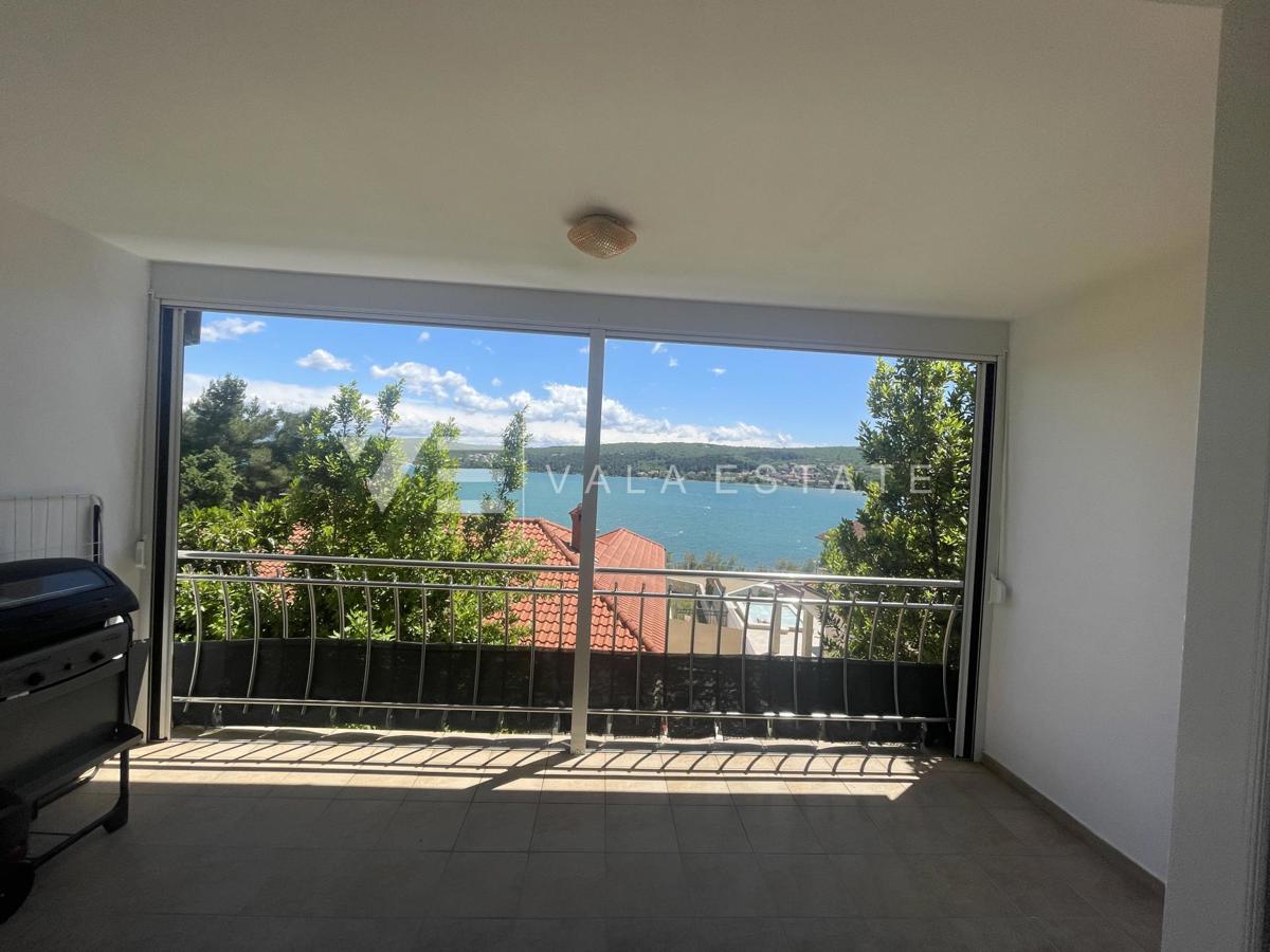 DVONADSTROPNI APARTMA S POGLEDOM NA MORJE LE 60 M DO PLAŽE