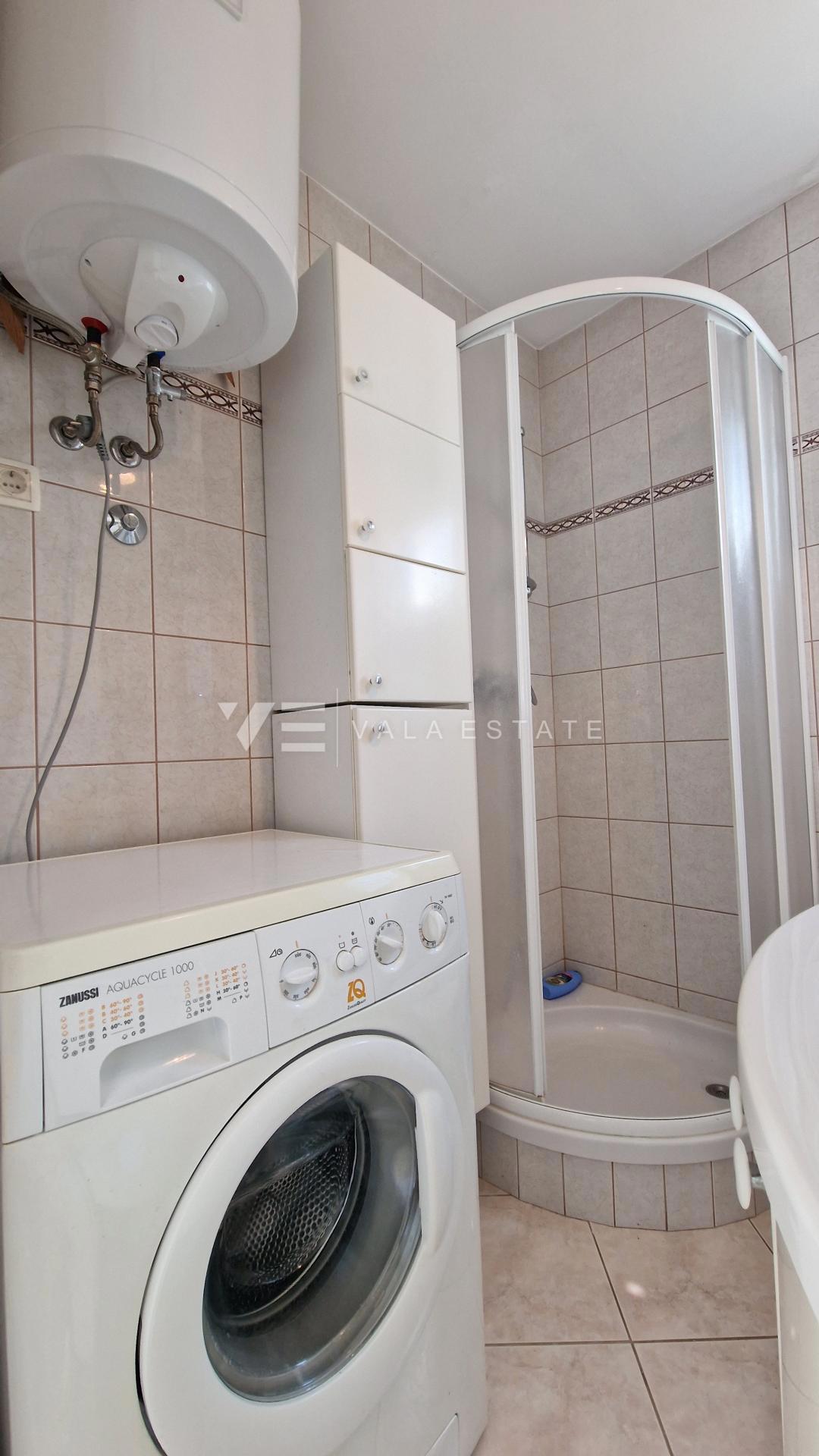 DVONADSTROPNI APARTMA S POGLEDOM NA MORJE LE 60 M DO PLAŽE