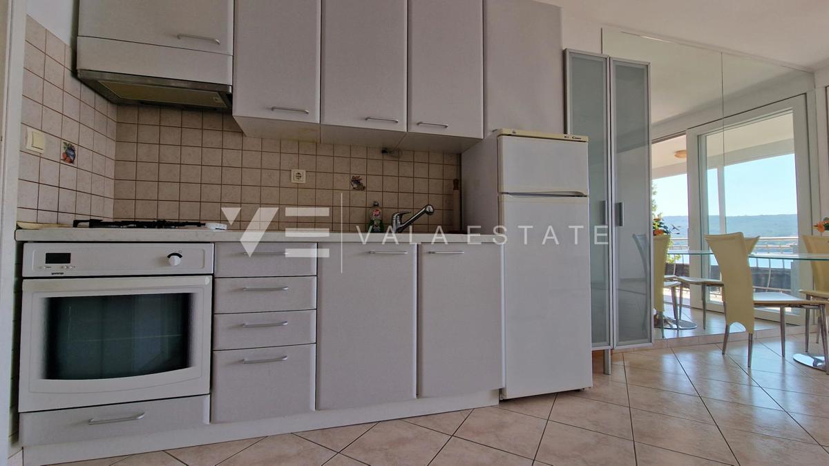DVONADSTROPNI APARTMA S POGLEDOM NA MORJE LE 60 M DO PLAŽE