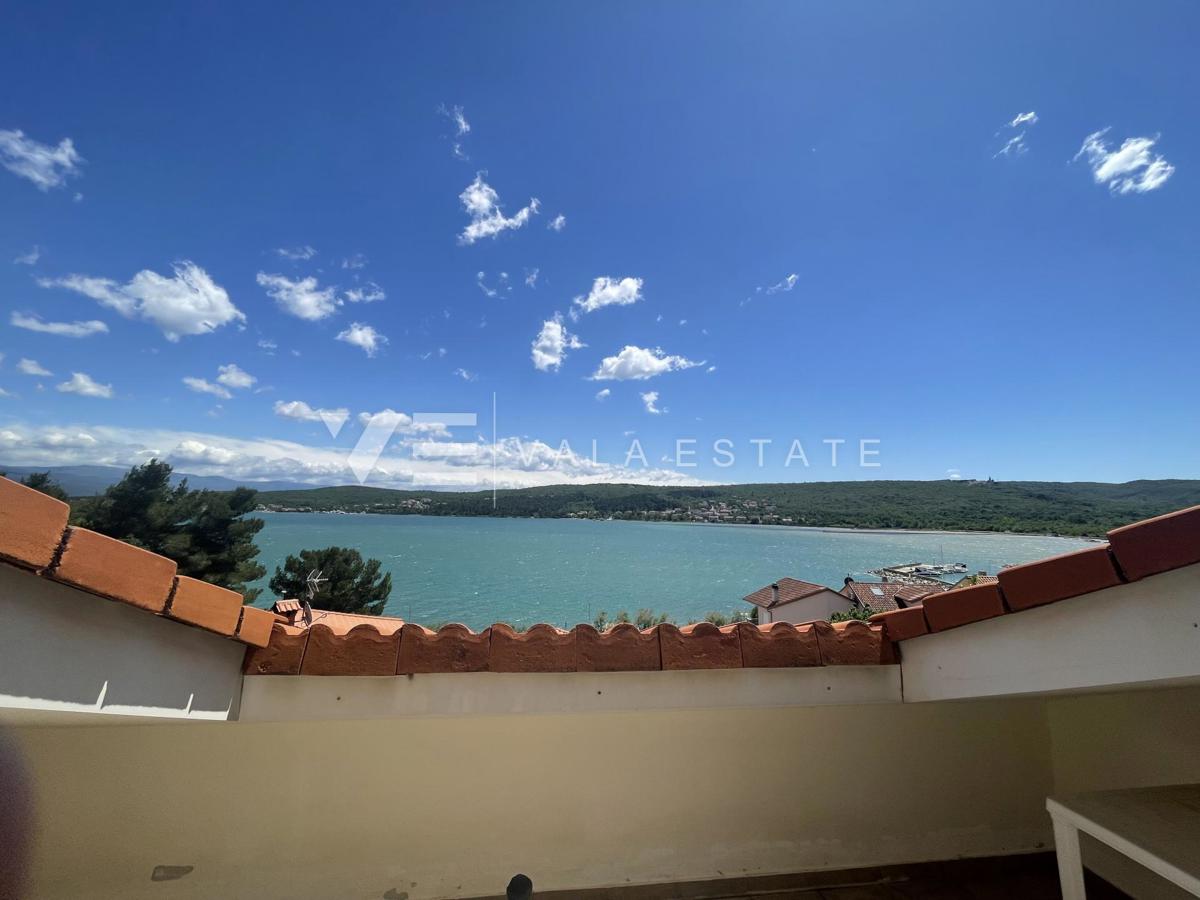 DVONADSTROPNI APARTMA S POGLEDOM NA MORJE LE 60 M DO PLAŽE