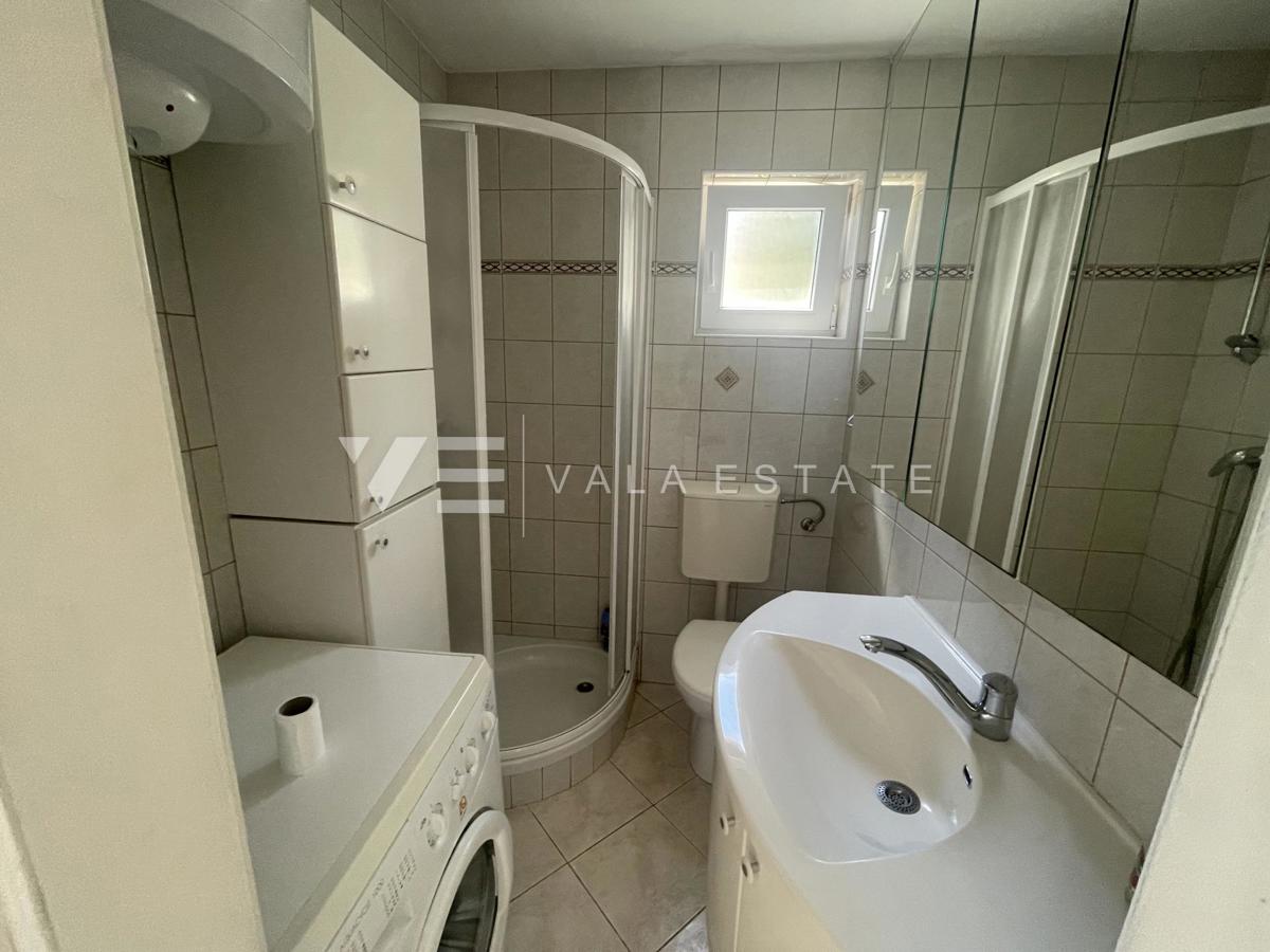 DVONADSTROPNI APARTMA S POGLEDOM NA MORJE LE 60 M DO PLAŽE