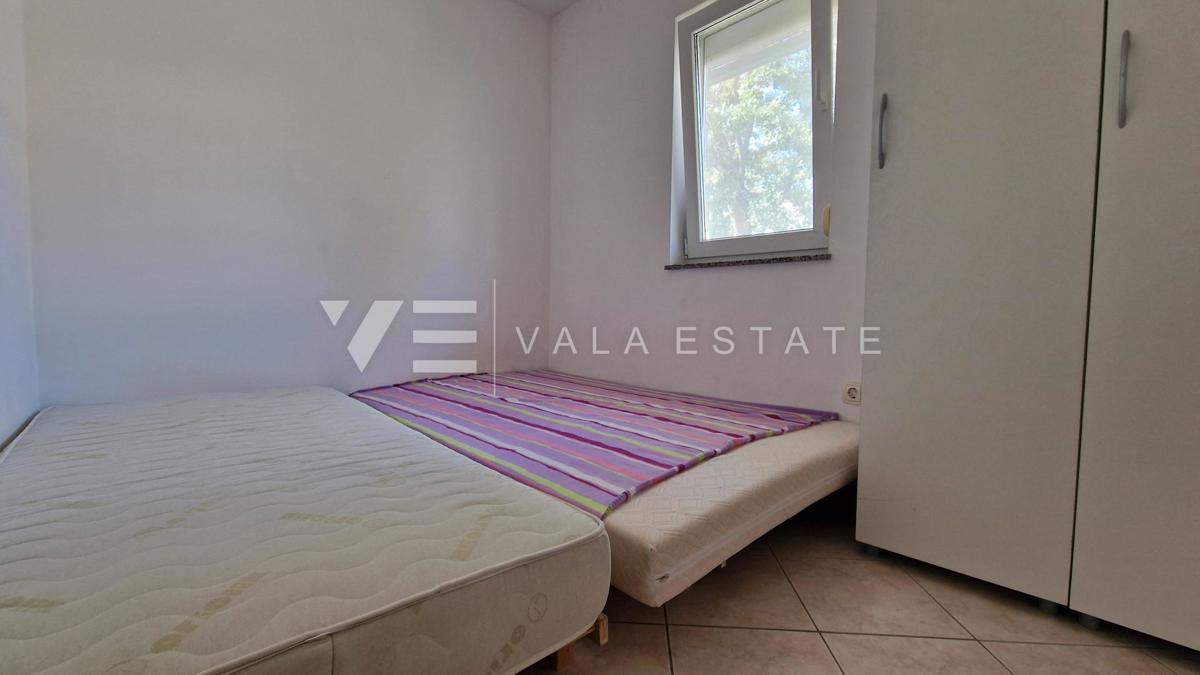 DVONADSTROPNI APARTMA S POGLEDOM NA MORJE LE 60 M DO PLAŽE