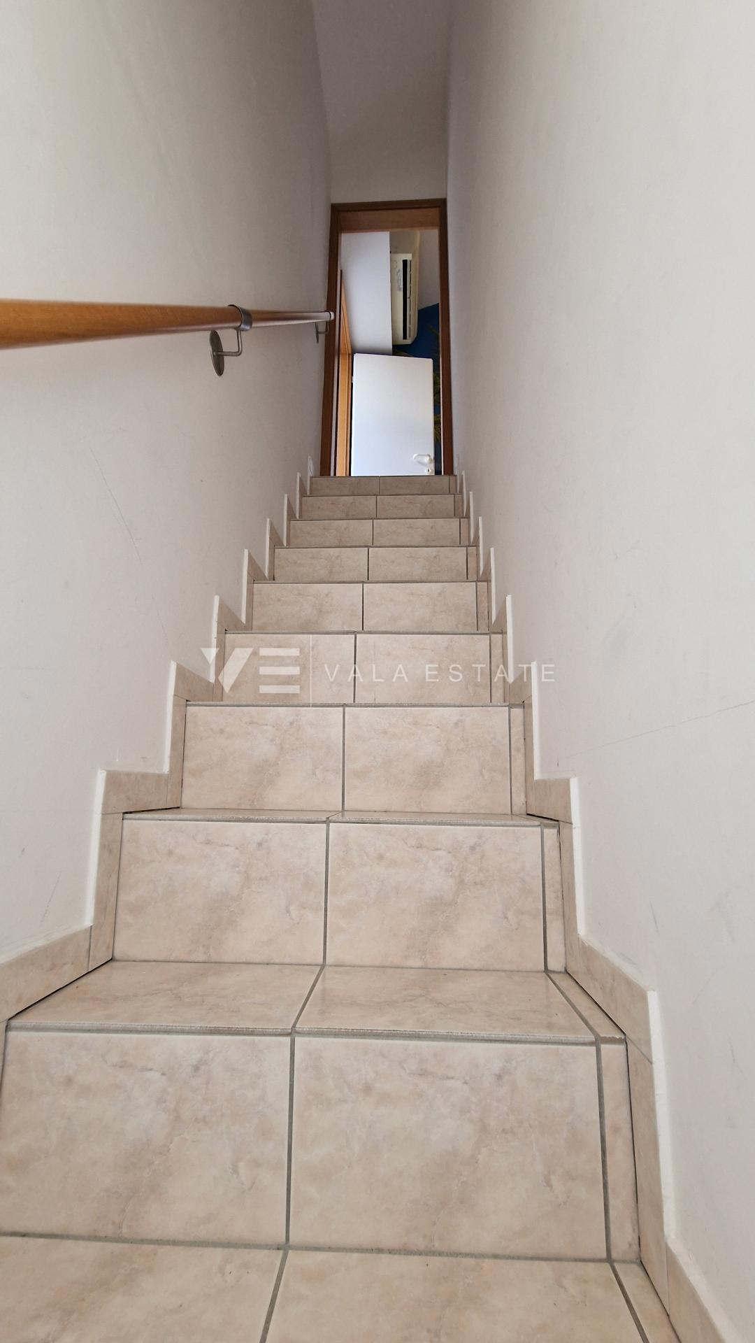 DVONADSTROPNI APARTMA S POGLEDOM NA MORJE LE 60 M DO PLAŽE