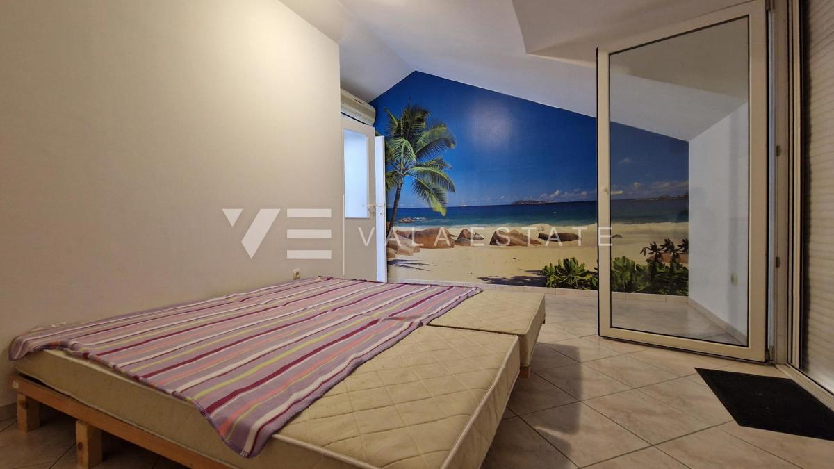 DVONADSTROPNI APARTMA S POGLEDOM NA MORJE LE 60 M DO PLAŽE