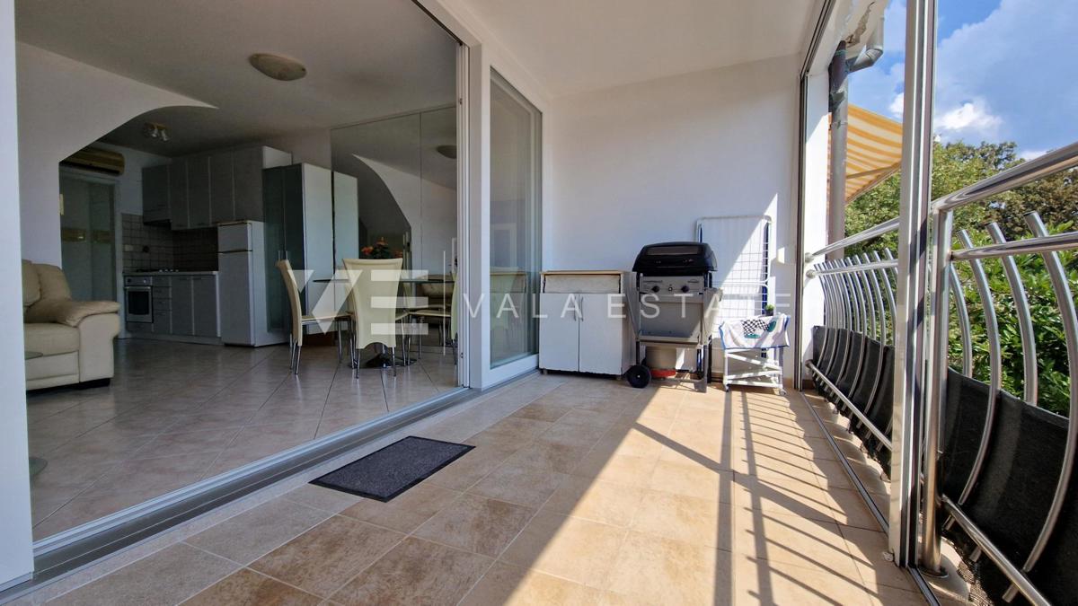 DVONADSTROPNI APARTMA S POGLEDOM NA MORJE LE 60 M DO PLAŽE