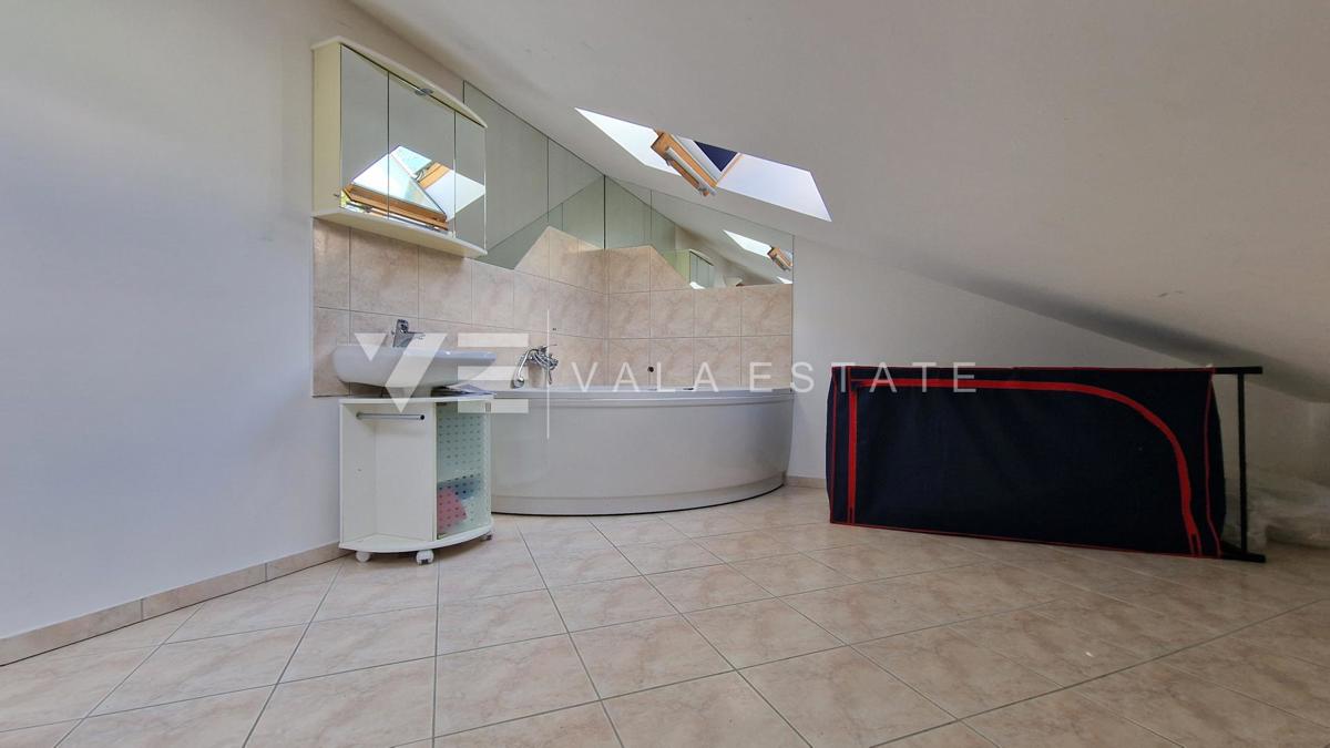 DVONADSTROPNI APARTMA S POGLEDOM NA MORJE LE 60 M DO PLAŽE