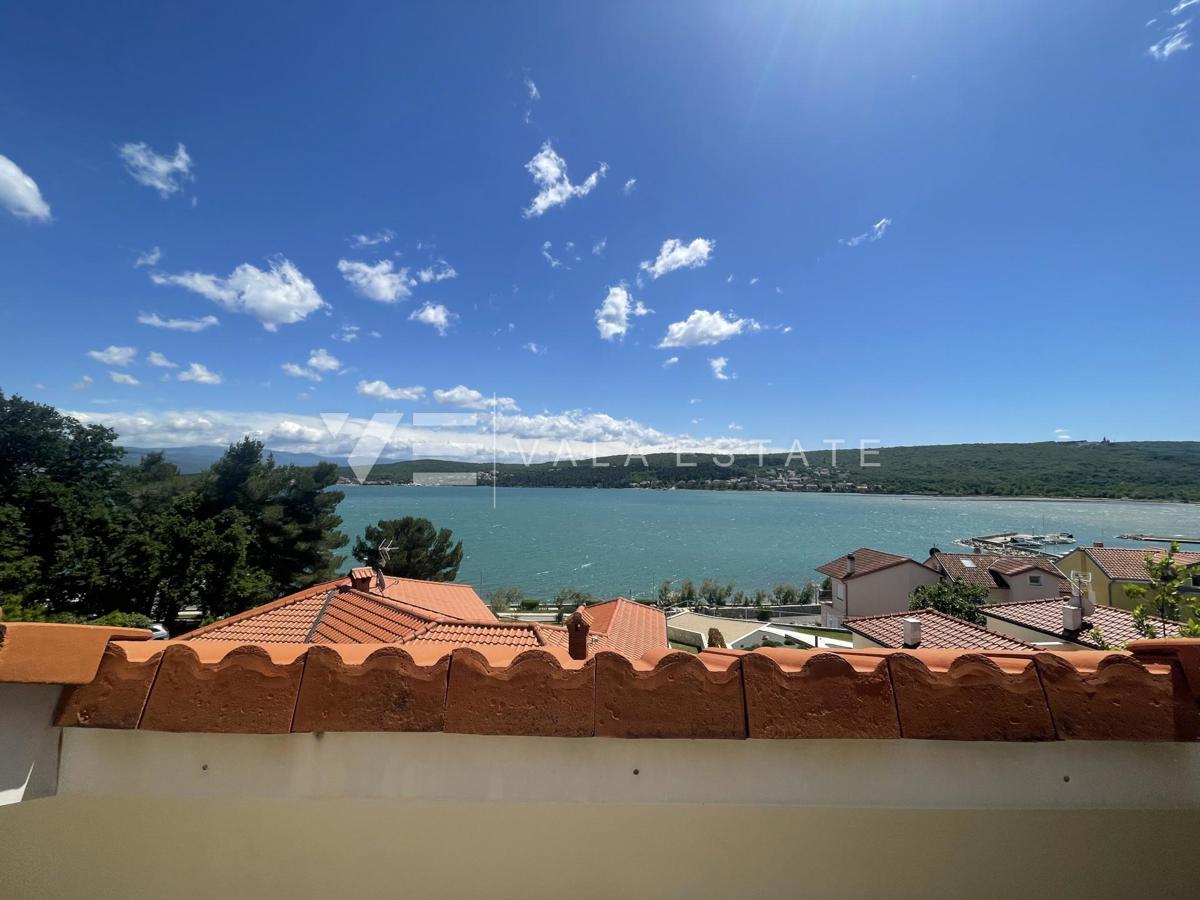 DVONADSTROPNI APARTMA S POGLEDOM NA MORJE LE 60 M DO PLAŽE