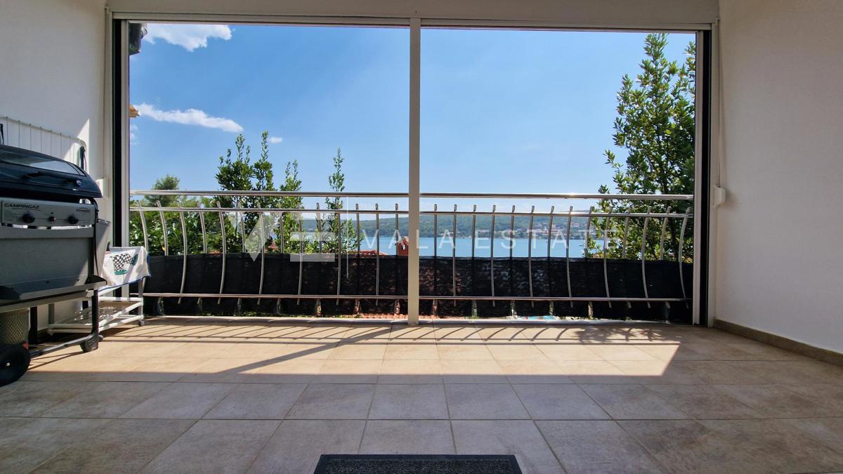 DVONADSTROPNI APARTMA S POGLEDOM NA MORJE LE 60 M DO PLAŽE