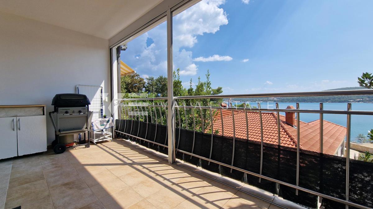 DVONADSTROPNI APARTMA S POGLEDOM NA MORJE LE 60 M DO PLAŽE