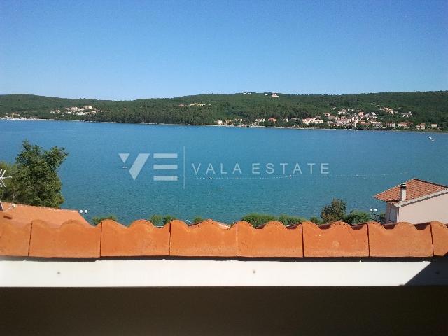 DVONADSTROPNI APARTMA S POGLEDOM NA MORJE LE 60 M DO PLAŽE