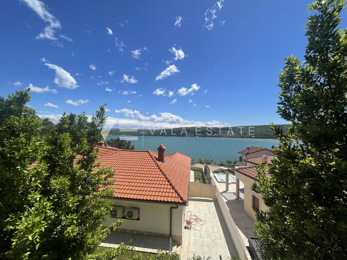 DVONADSTROPNI APARTMA S POGLEDOM NA MORJE LE 60 M DO PLAŽE