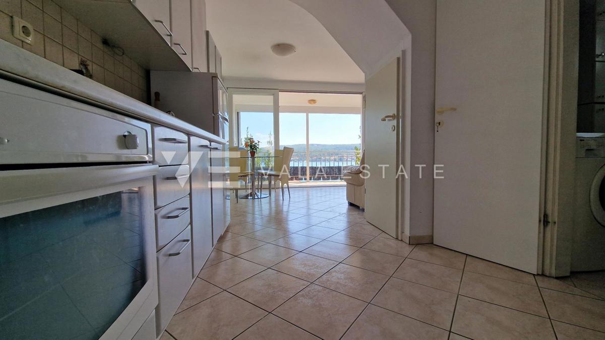 DVONADSTROPNI APARTMA S POGLEDOM NA MORJE LE 60 M DO PLAŽE