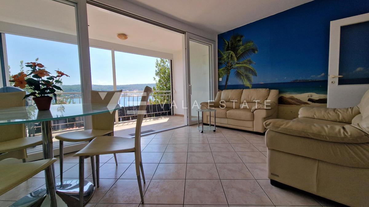 DVONADSTROPNI APARTMA S POGLEDOM NA MORJE LE 60 M DO PLAŽE