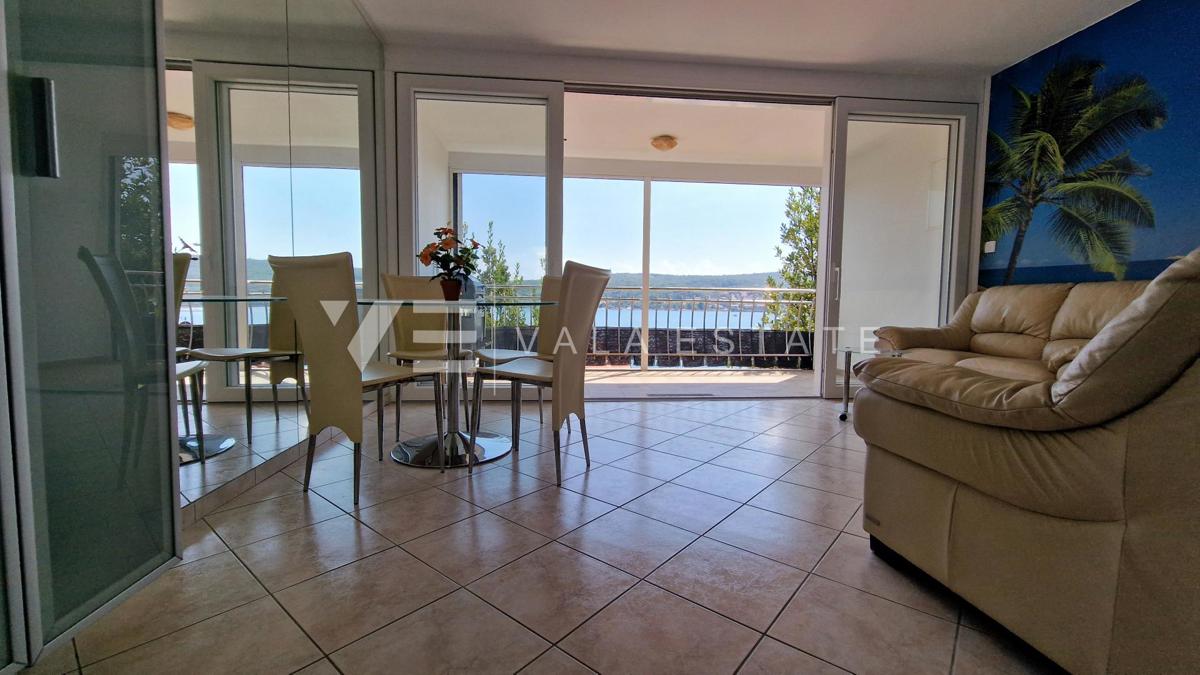 DVONADSTROPNI APARTMA S POGLEDOM NA MORJE LE 60 M DO PLAŽE