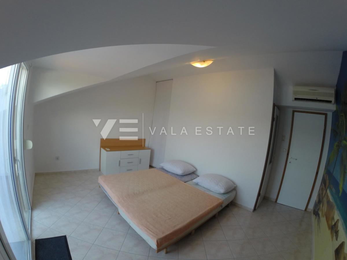 DVONADSTROPNI APARTMA S POGLEDOM NA MORJE LE 60 M DO PLAŽE