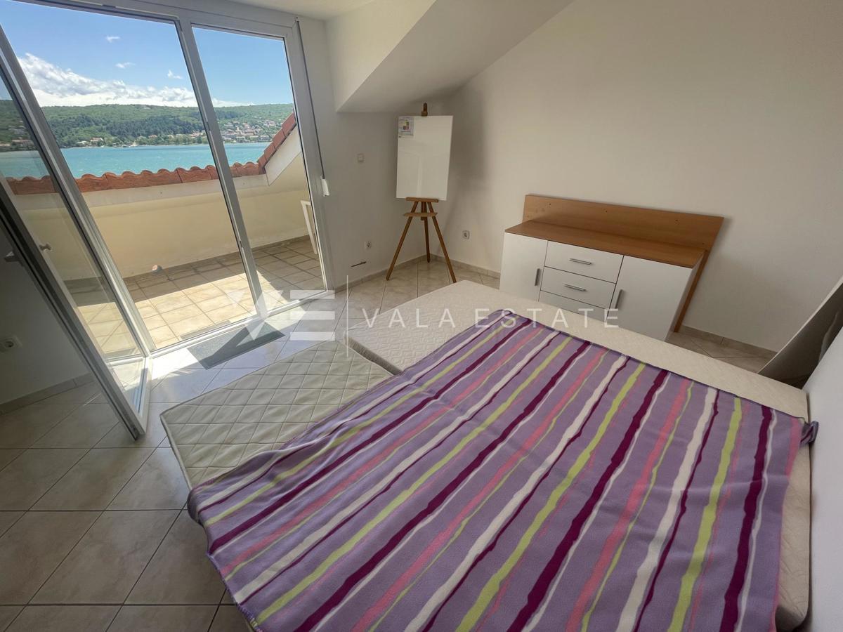 DVONADSTROPNI APARTMA S POGLEDOM NA MORJE LE 60 M DO PLAŽE