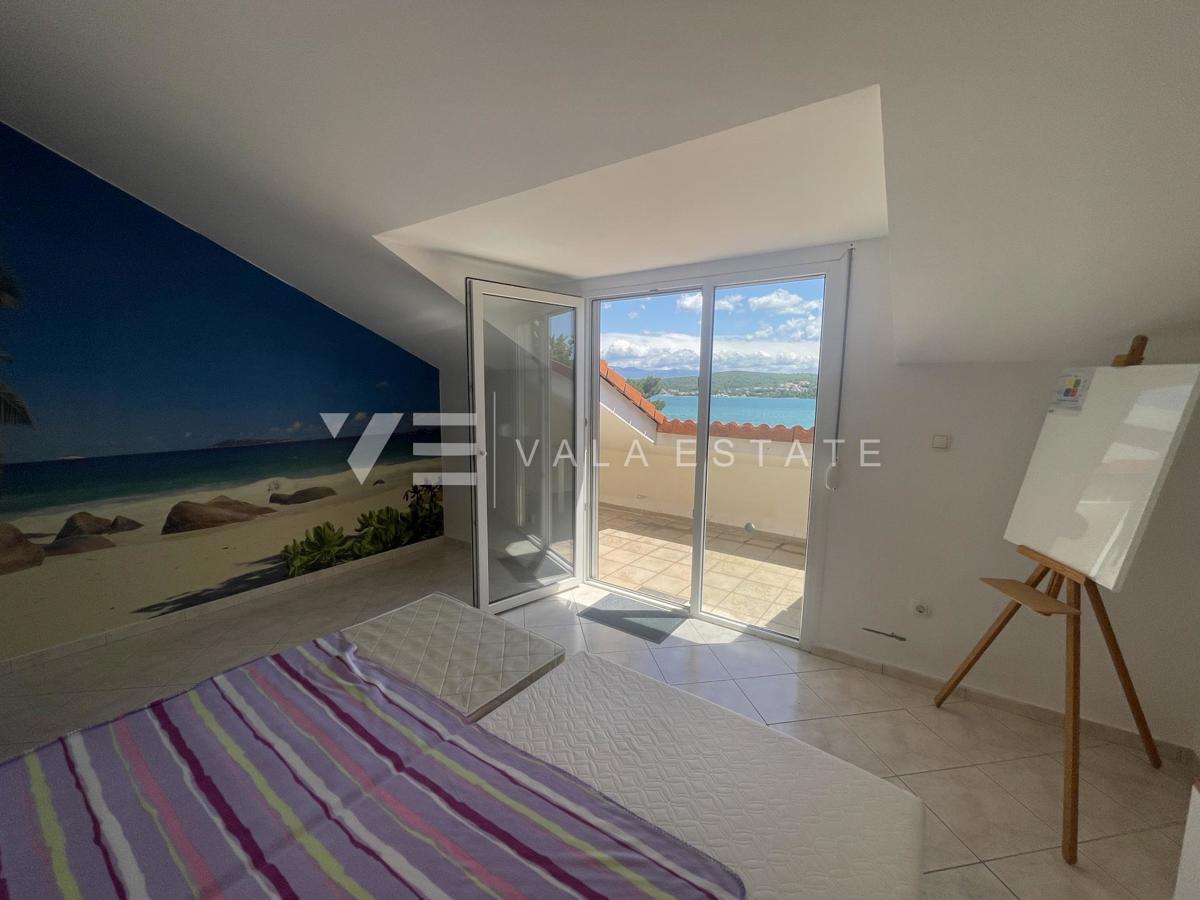 DVONADSTROPNI APARTMA S POGLEDOM NA MORJE LE 60 M DO PLAŽE