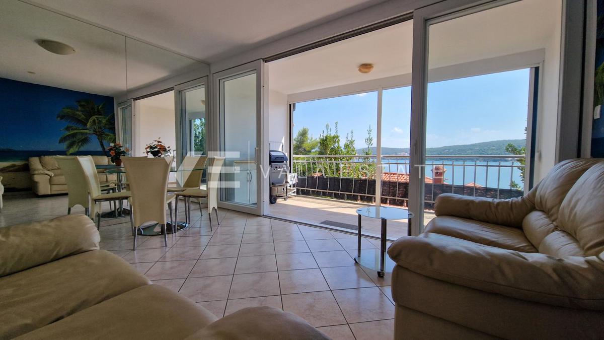 DVONADSTROPNI APARTMA S POGLEDOM NA MORJE LE 60 M DO PLAŽE