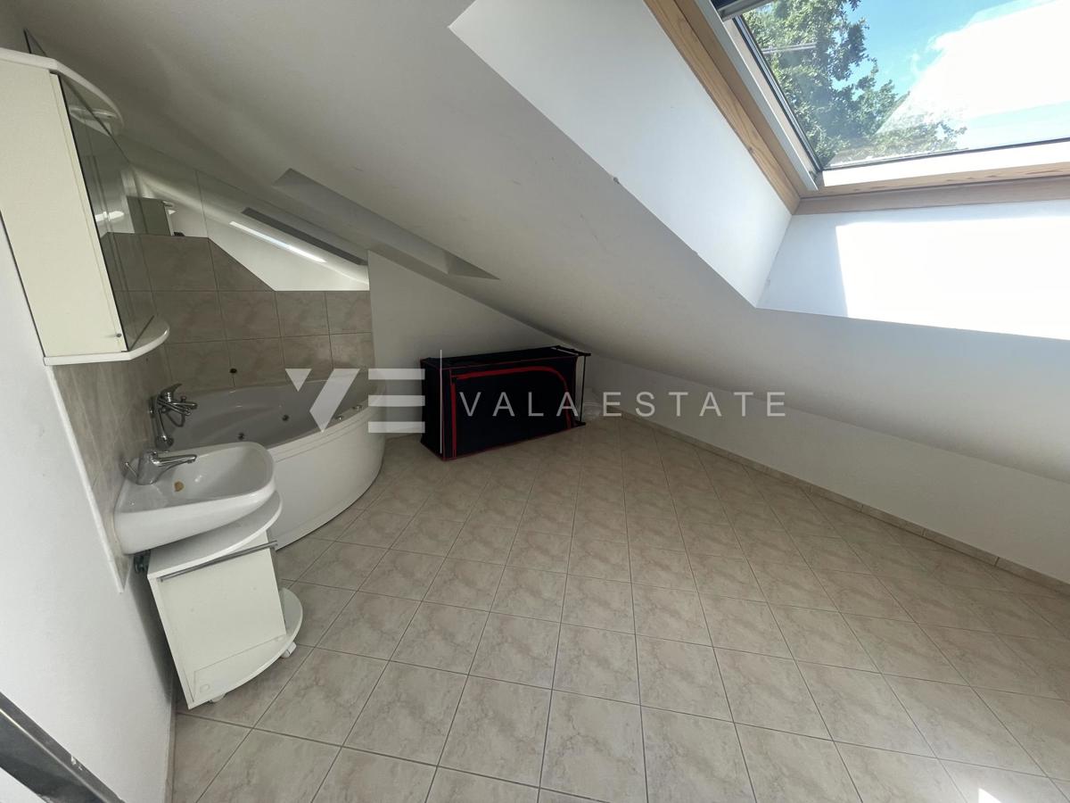 DVONADSTROPNI APARTMA S POGLEDOM NA MORJE LE 60 M DO PLAŽE