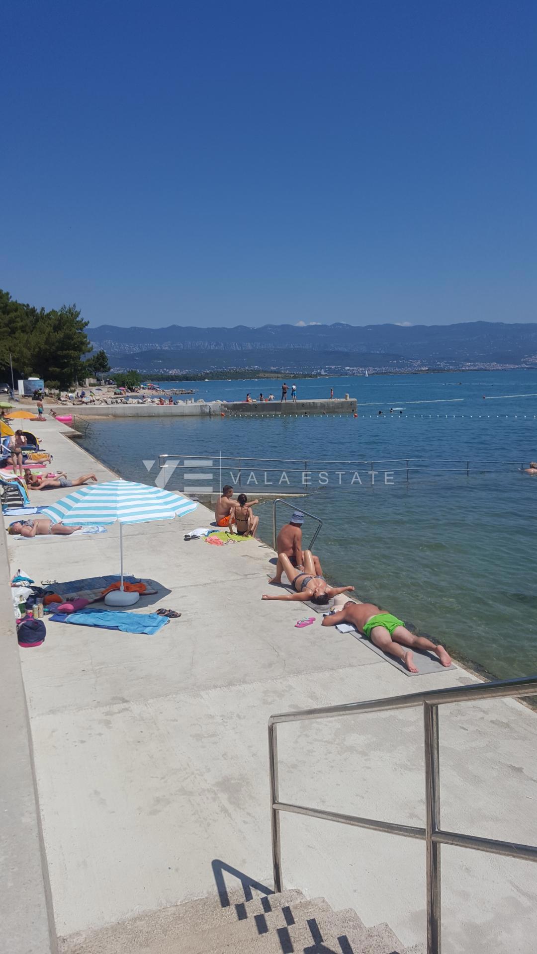 DVONADSTROPNI APARTMA S POGLEDOM NA MORJE LE 60 M DO PLAŽE