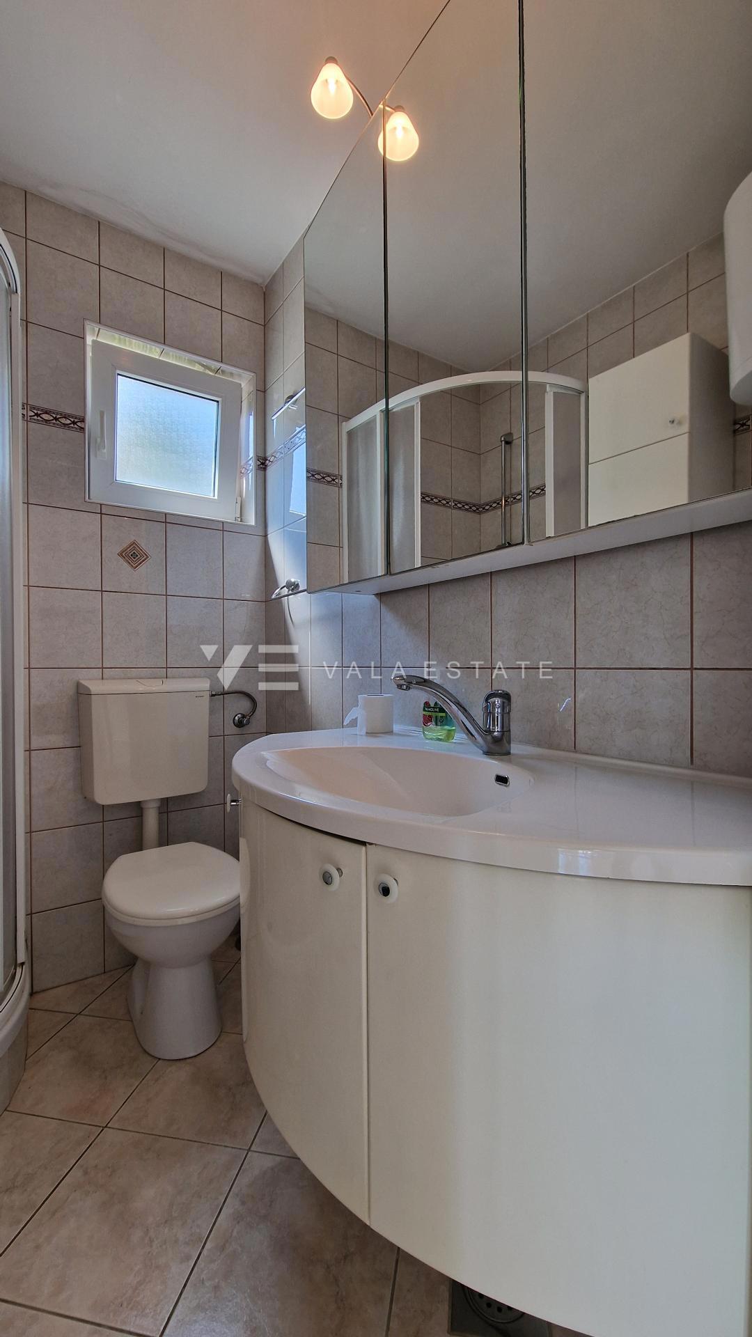 DVONADSTROPNI APARTMA S POGLEDOM NA MORJE LE 60 M DO PLAŽE