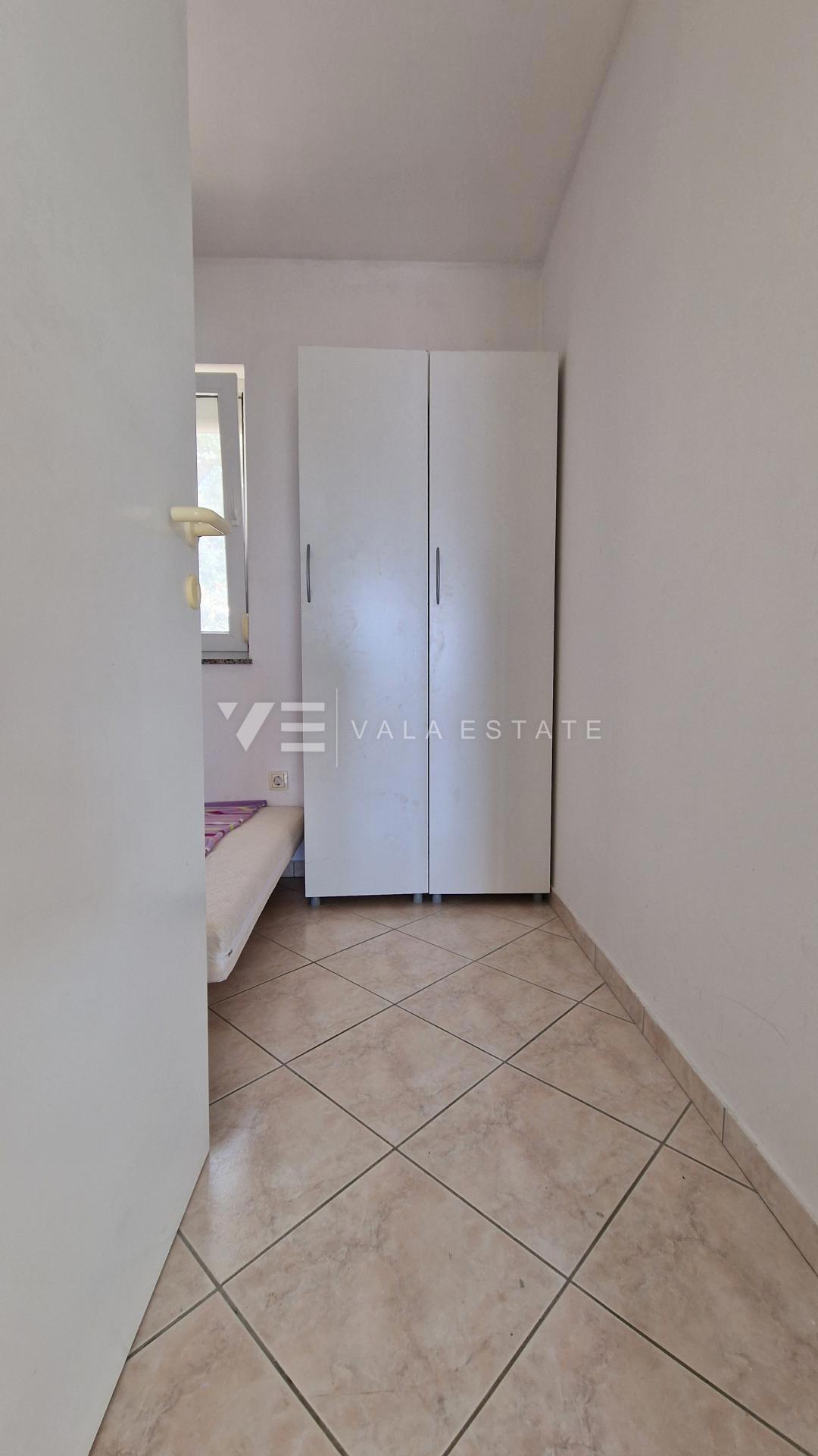 DVONADSTROPNI APARTMA S POGLEDOM NA MORJE LE 60 M DO PLAŽE
