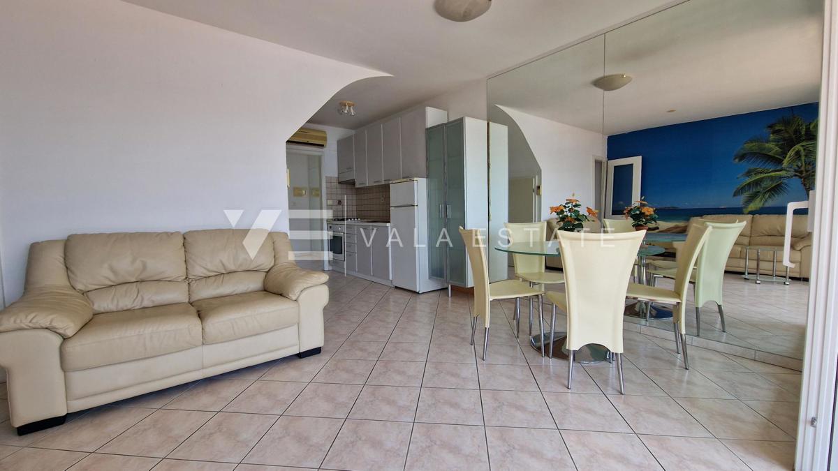 DVONADSTROPNI APARTMA S POGLEDOM NA MORJE LE 60 M DO PLAŽE