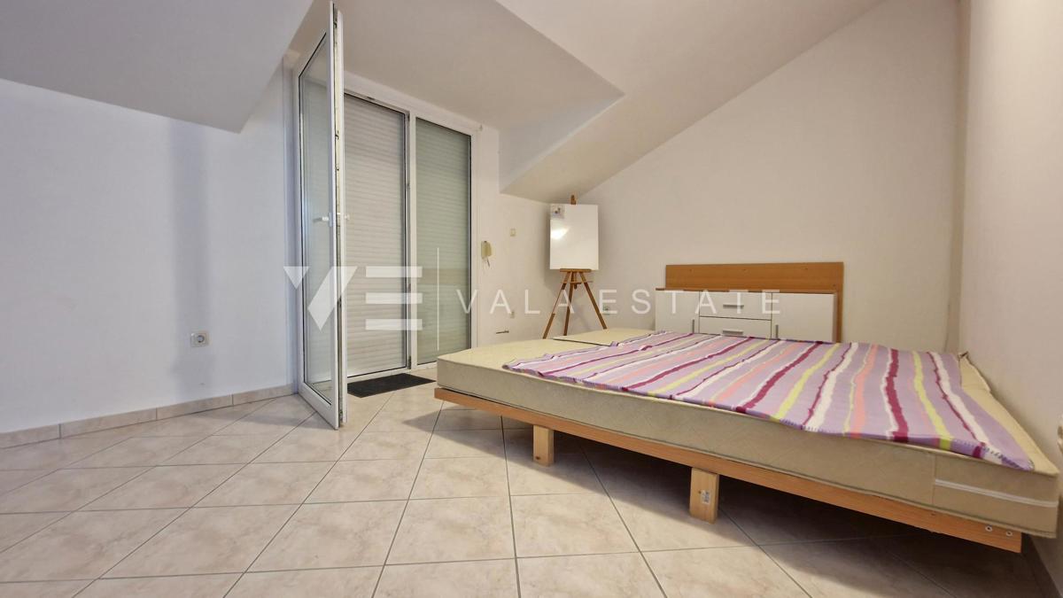 DVONADSTROPNI APARTMA S POGLEDOM NA MORJE LE 60 M DO PLAŽE
