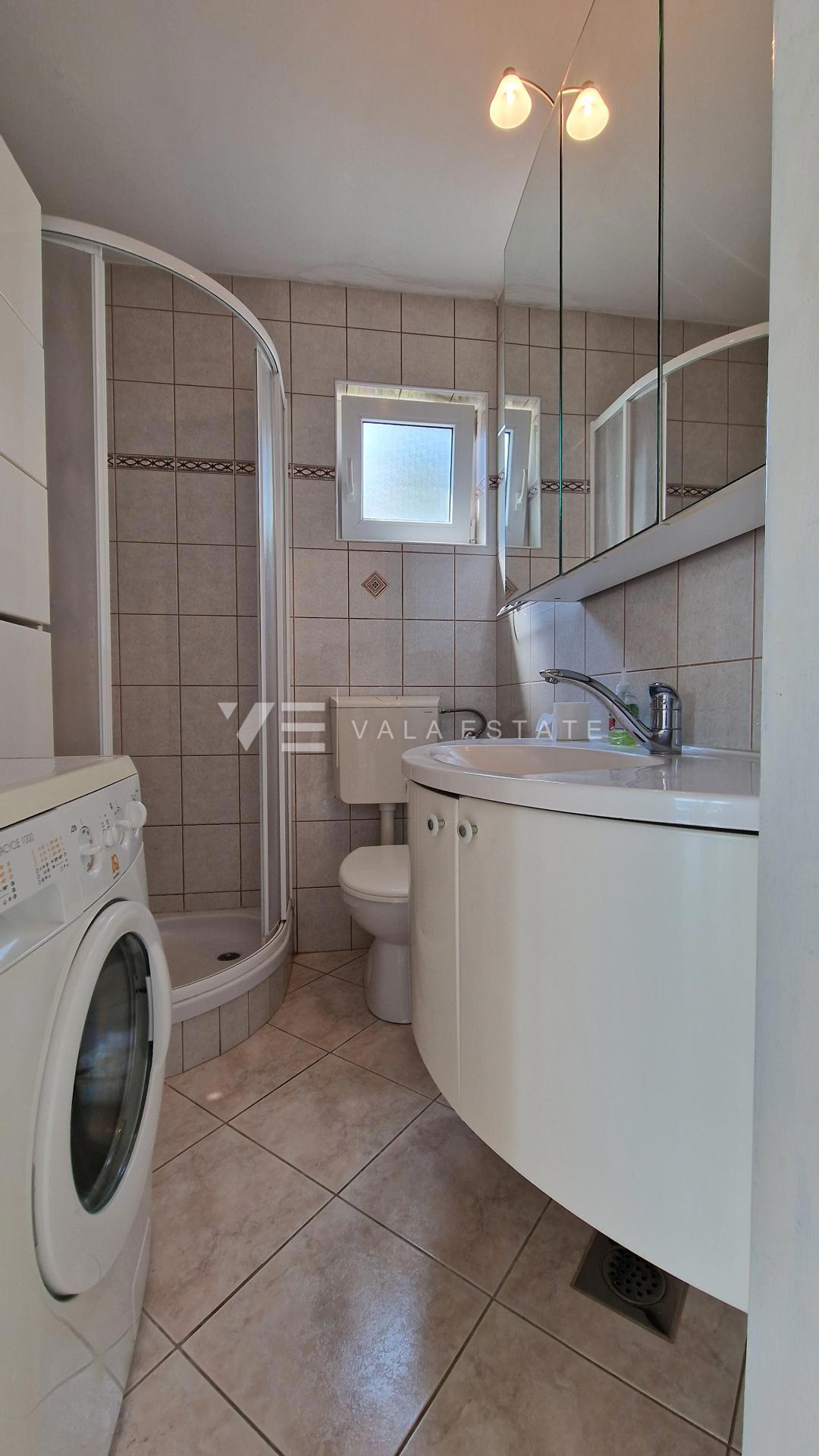 DVONADSTROPNI APARTMA S POGLEDOM NA MORJE LE 60 M DO PLAŽE