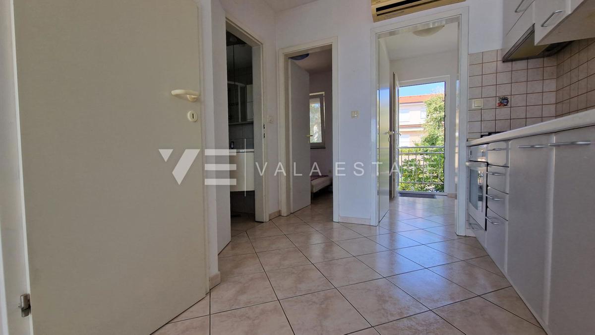 DVONADSTROPNI APARTMA S POGLEDOM NA MORJE LE 60 M DO PLAŽE