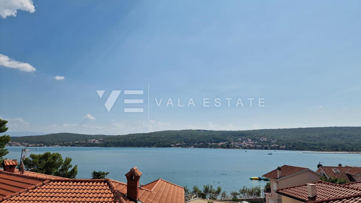 DVONADSTROPNI APARTMA S POGLEDOM NA MORJE LE 60 M DO PLAŽE