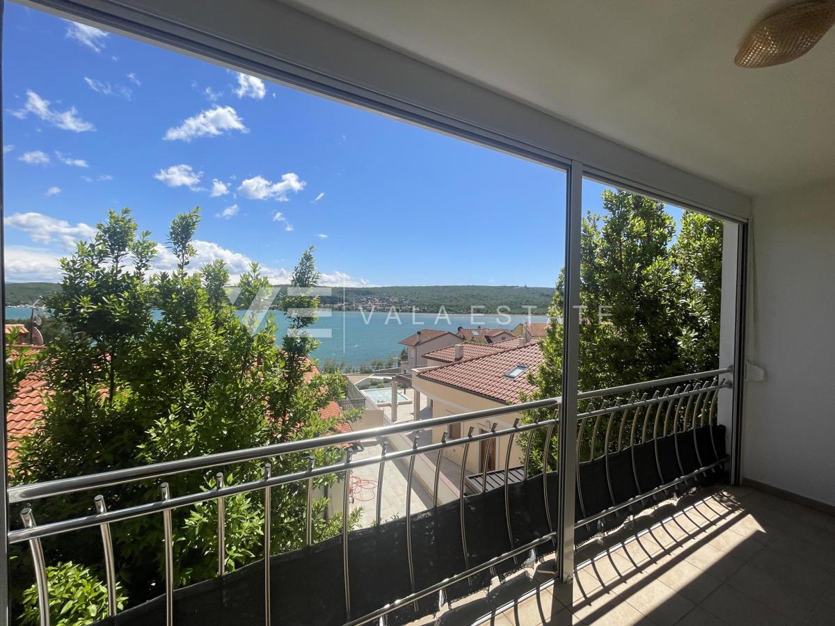 DVONADSTROPNI APARTMA S POGLEDOM NA MORJE LE 60 M DO PLAŽE