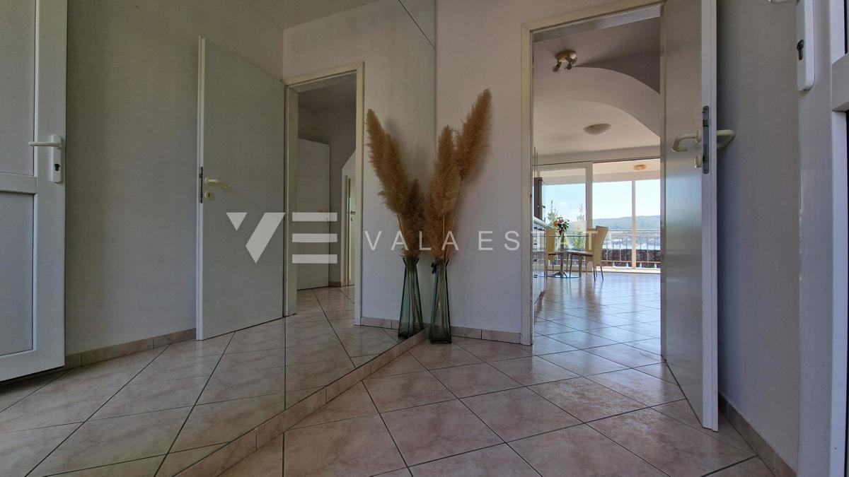 DVONADSTROPNI APARTMA S POGLEDOM NA MORJE LE 60 M DO PLAŽE