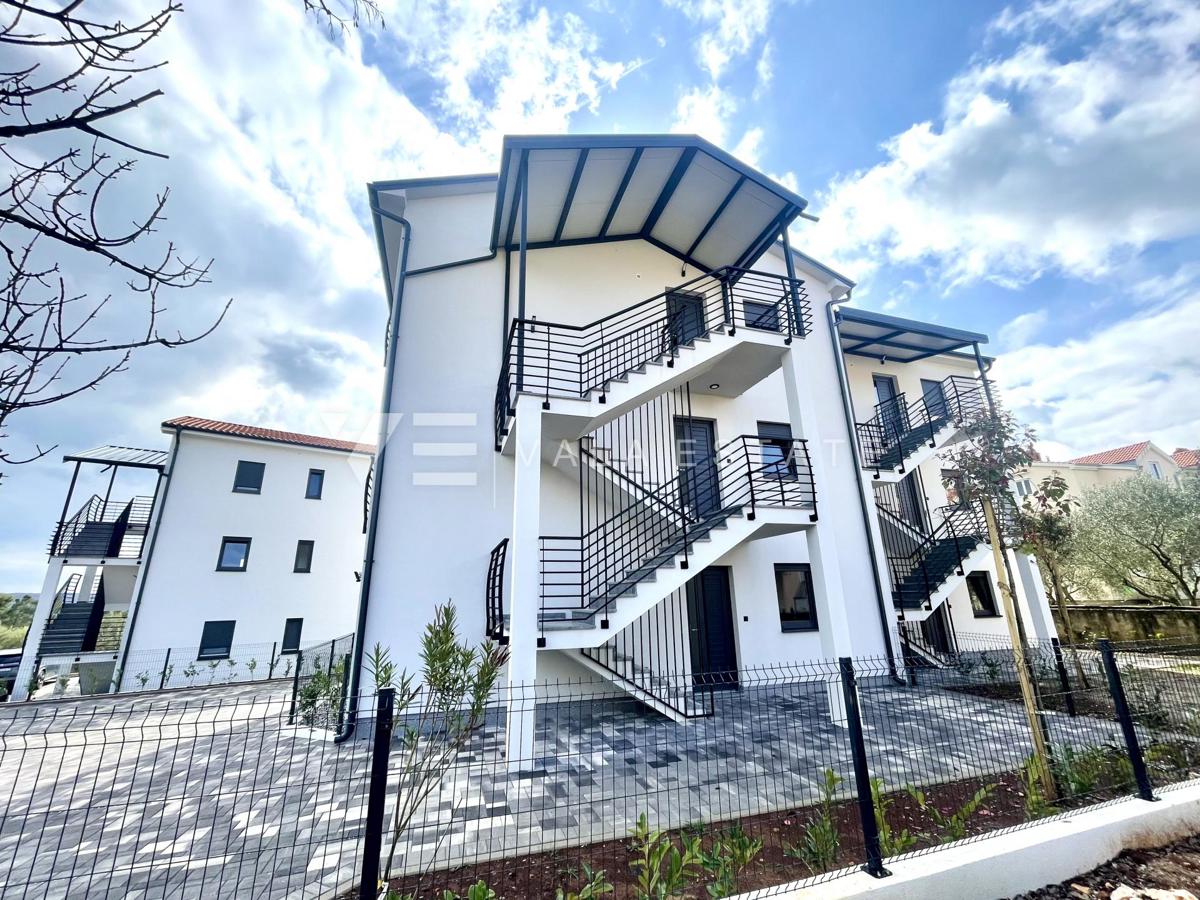 APARTMA NA MIRNI LOKACIJI S POGLEDOM NA MORJE