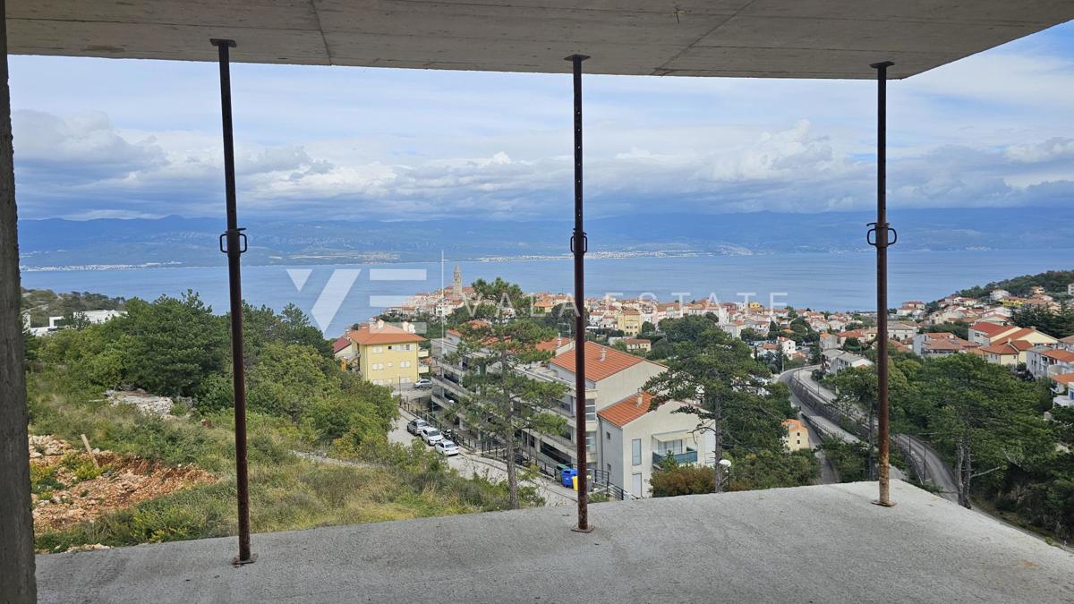 MODEREN APARTMA Z ODPRTIM POGLEDOM NA MORJE Z DODATNIM APARTMAJEM V PRITLIČJ