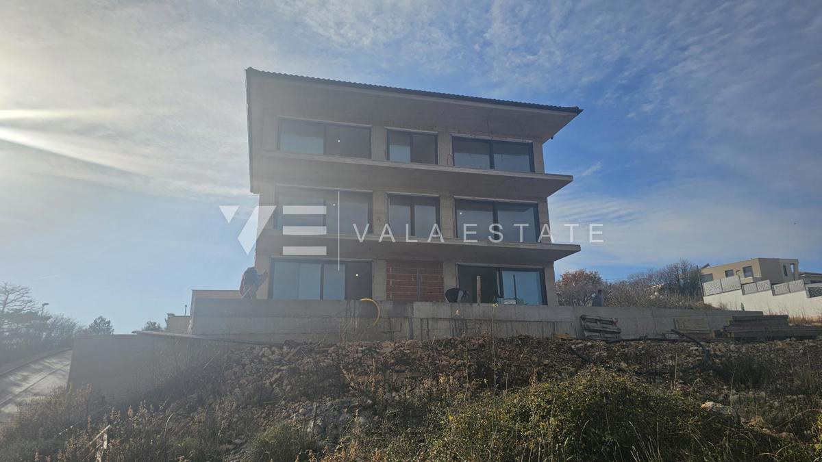 MODEREN APARTMA Z ODPRTIM POGLEDOM NA MORJE Z DODATNIM APARTMAJEM V PRITLIČJ