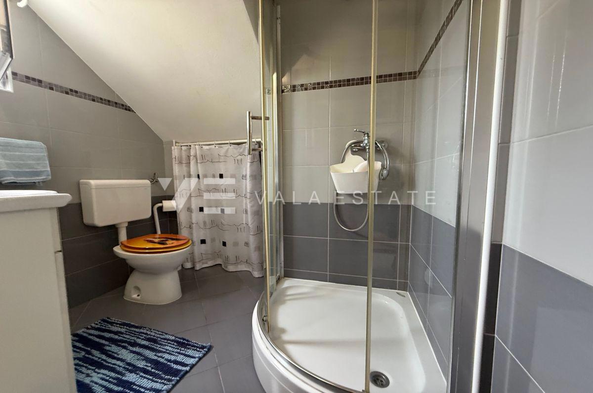 PRITLIČNI APARTMA Z VRTOM NA MIRNI LOKACIJI