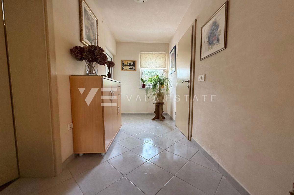 PRITLIČNI APARTMA Z VRTOM NA MIRNI LOKACIJI