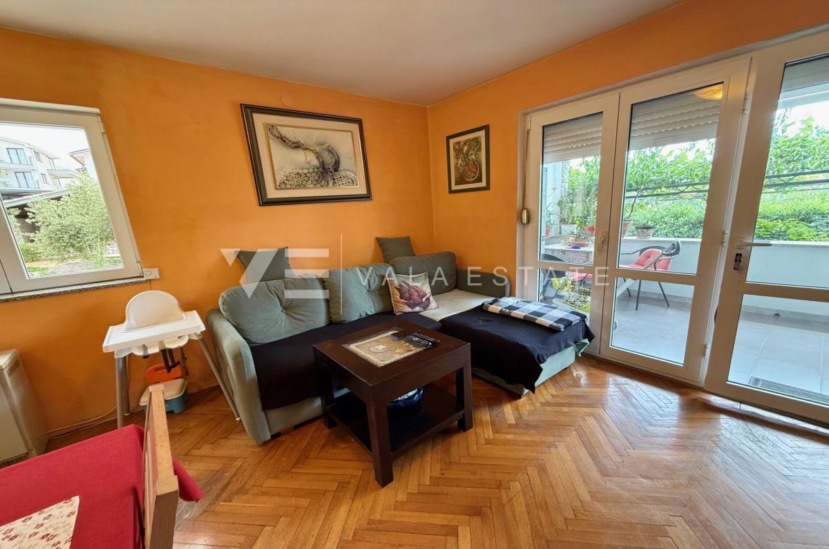PRITLIČNI APARTMA Z VRTOM NA MIRNI LOKACIJI
