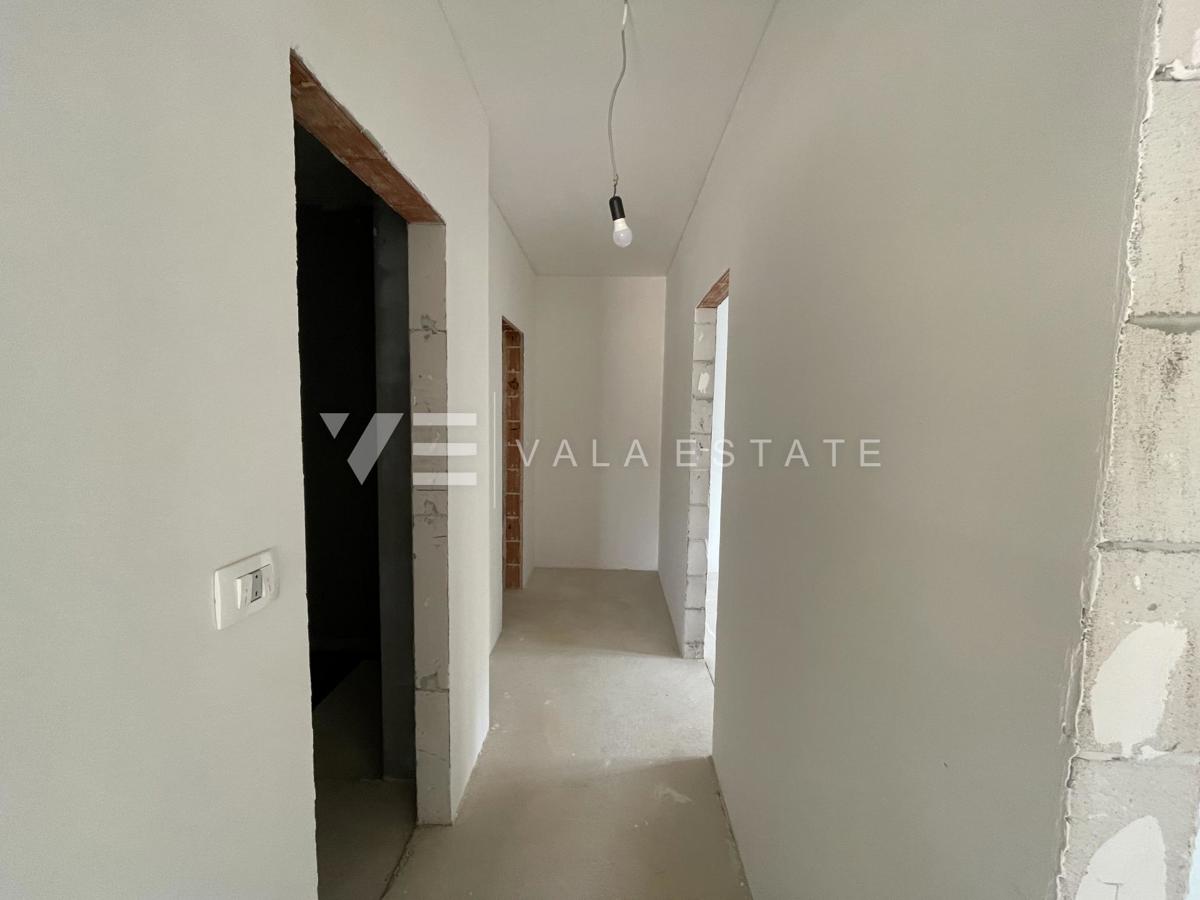 PRITLIČNI APARTMA Z VRTOM NA MIRNI LOKACIJI