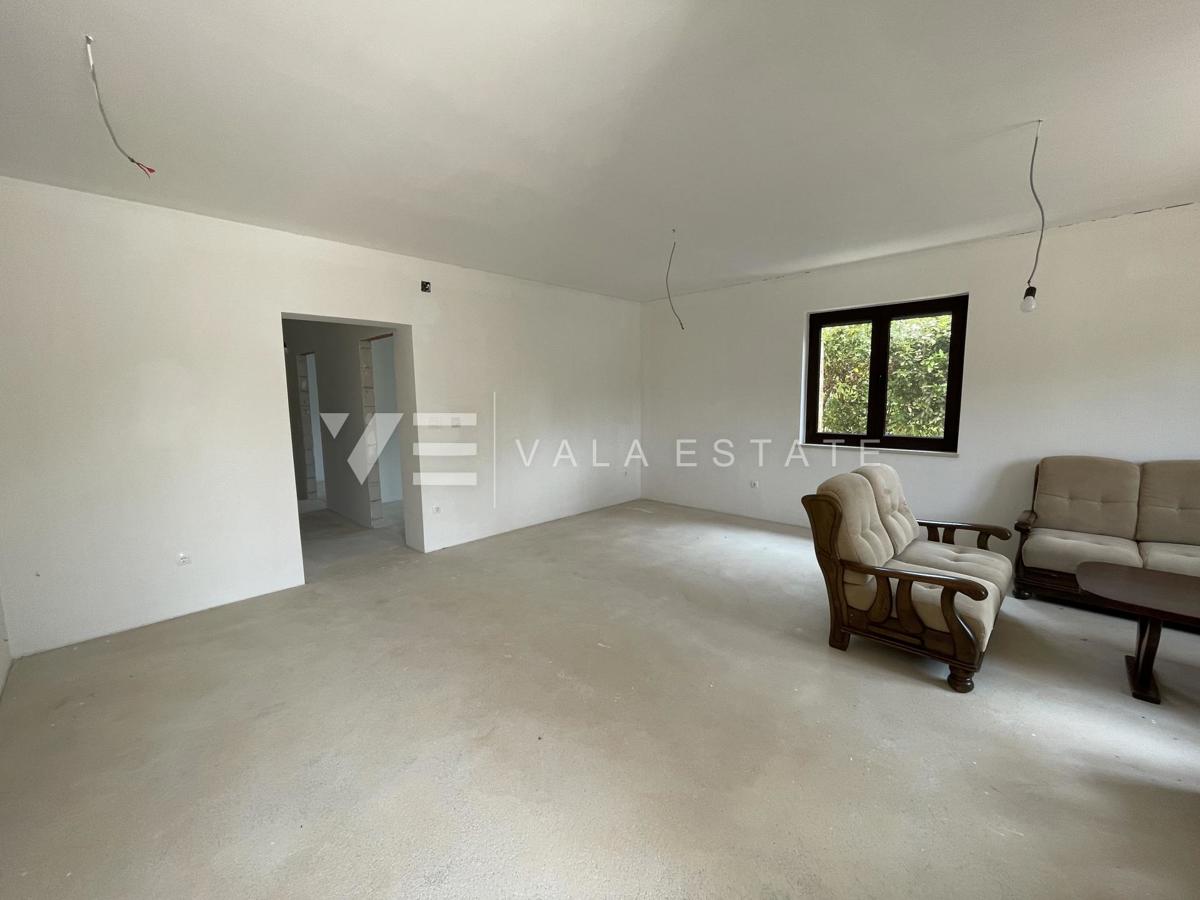 PRITLIČNI APARTMA Z VRTOM NA MIRNI LOKACIJI
