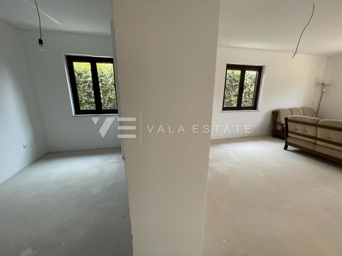 PRITLIČNI APARTMA Z VRTOM NA MIRNI LOKACIJI