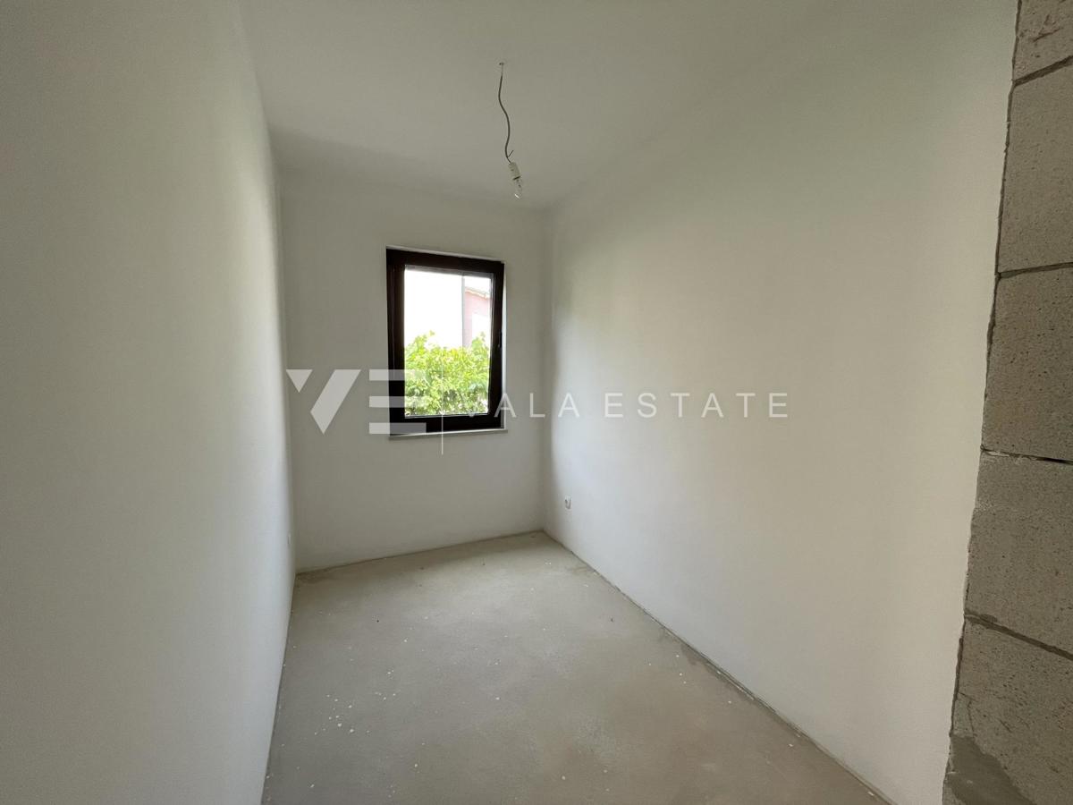 PRITLIČNI APARTMA Z VRTOM NA MIRNI LOKACIJI