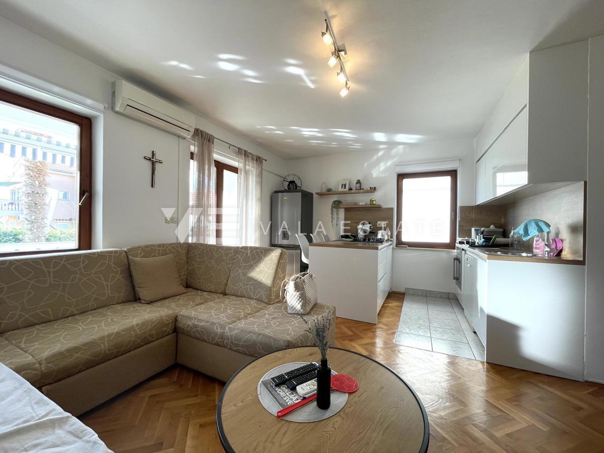 OPREMLJENI ENOSOBNI APARTMA V BLIŽINI CENTRA IN MORJA