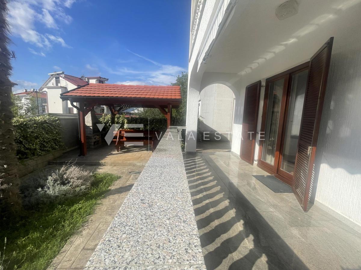 OPREMLJENI ENOSOBNI APARTMA V BLIŽINI CENTRA IN MORJA
