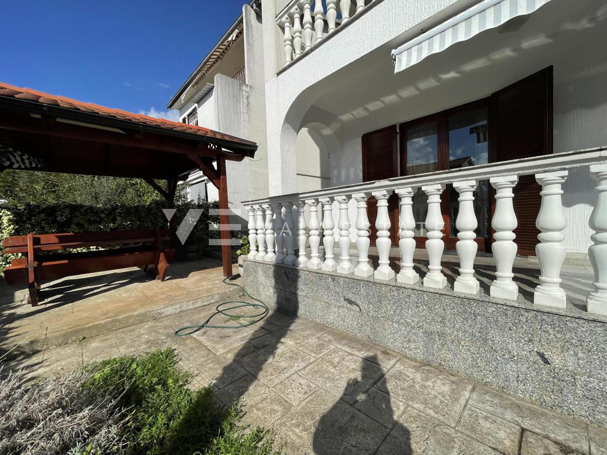 OPREMLJENI ENOSOBNI APARTMA V BLIŽINI CENTRA IN MORJA