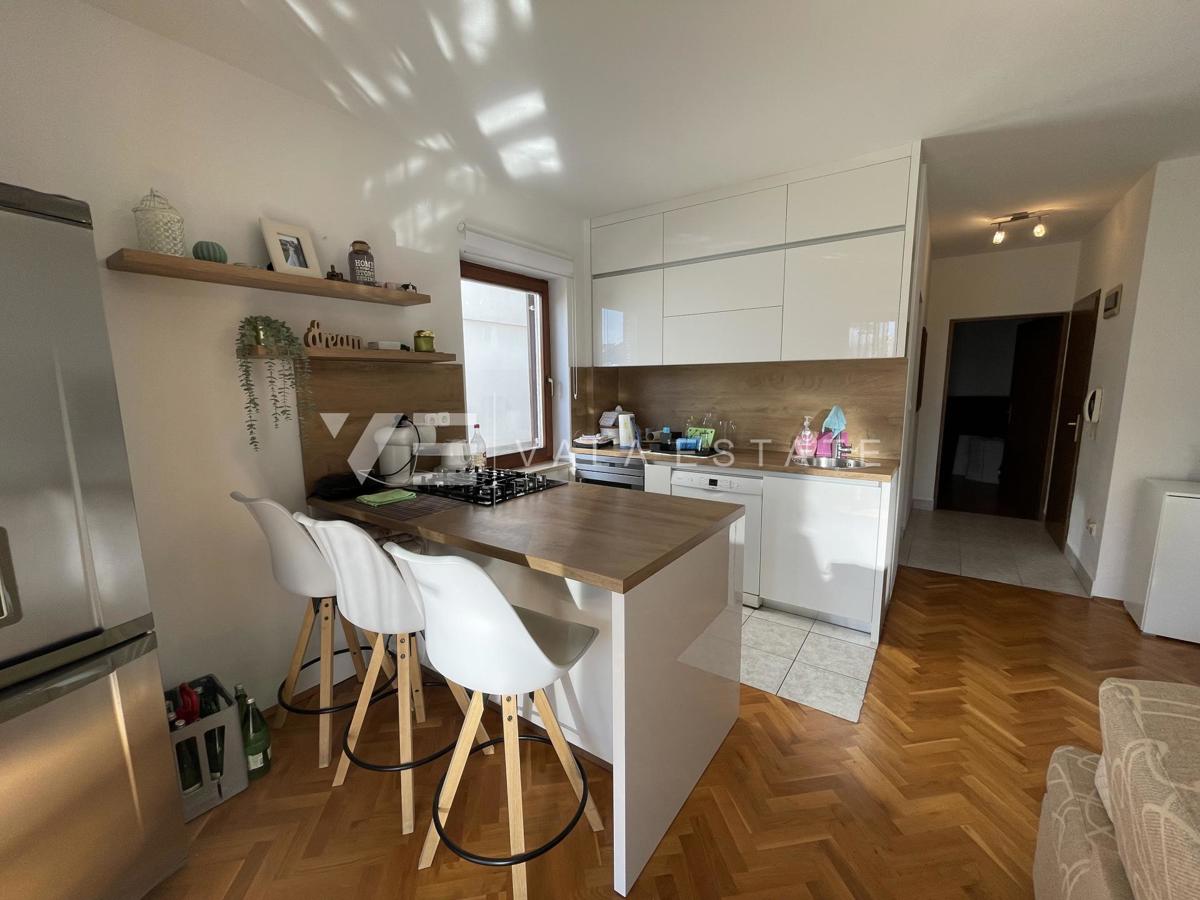 OPREMLJENI ENOSOBNI APARTMA V BLIŽINI CENTRA IN MORJA
