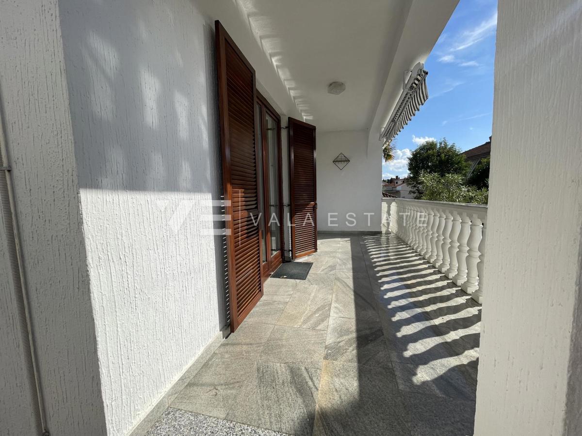 OPREMLJENI ENOSOBNI APARTMA V BLIŽINI CENTRA IN MORJA
