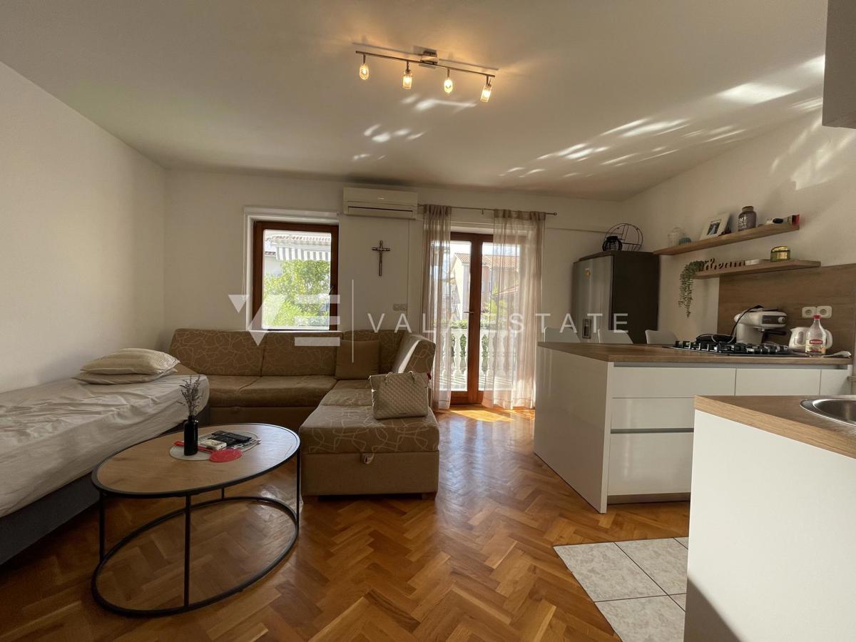 OPREMLJENI ENOSOBNI APARTMA V BLIŽINI CENTRA IN MORJA
