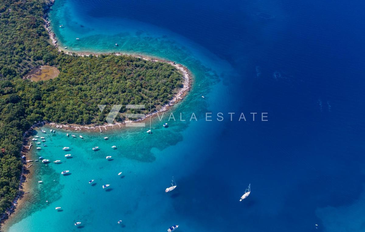 ZEMLJIŠČE Z GRADBENIM DOVOLJENJEM ZA GRADBO VEČSTANOVNE STAVBE S ŠTIRIMI STANOVANJI
